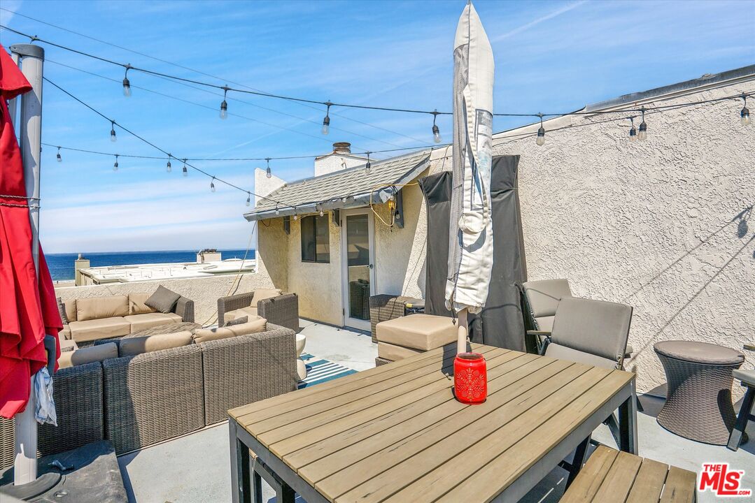 14 Mast Street Marina del Rey, CA 90292 - Photo 21 of 56 a outdoor space with furniture