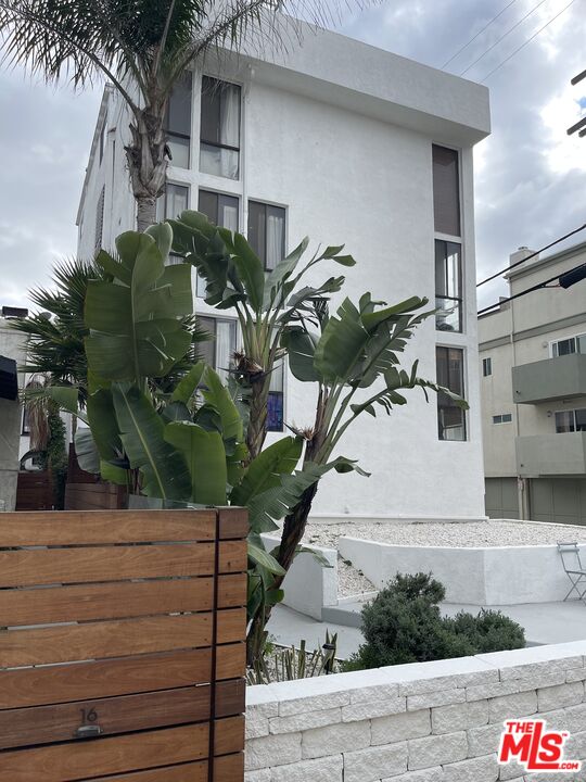 14 Mast Street Marina del Rey, CA 90292 - Photo 28 of 56 a view of a house with a street