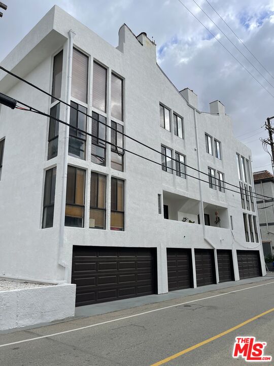 14 Mast Street Marina del Rey, CA 90292 - Photo 33 of 56 a building view