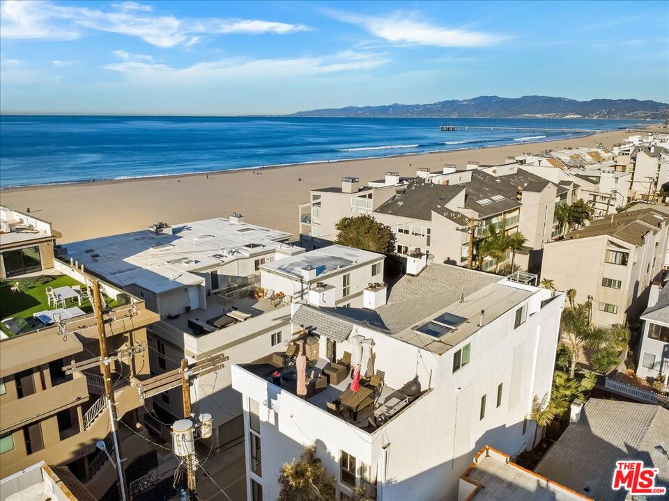 14 Mast Street Marina del Rey, CA 90292 - Photo 4 of 56 a view of a city with an ocean
