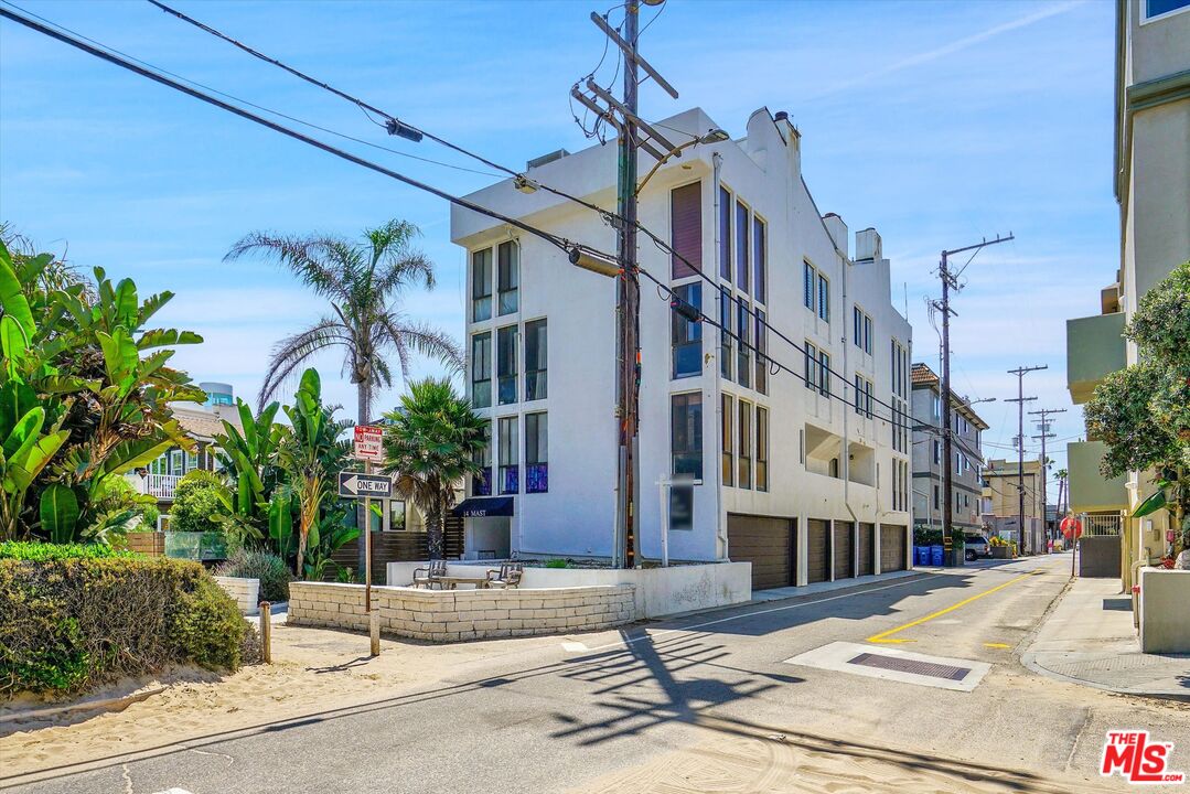 14 Mast Street Marina del Rey, CA 90292 - Photo 4 of 56