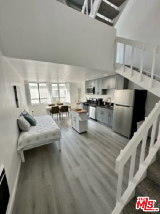 14 Mast Street Marina del Rey, CA 90292 - Photo 46 of 56 a living room with stainless steel appliances furniture a rug and a kitchen view