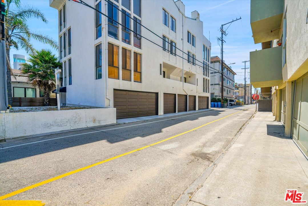 14 Mast Street Marina del Rey, CA 90292 - Photo 50 of 56 a view of a building with a street