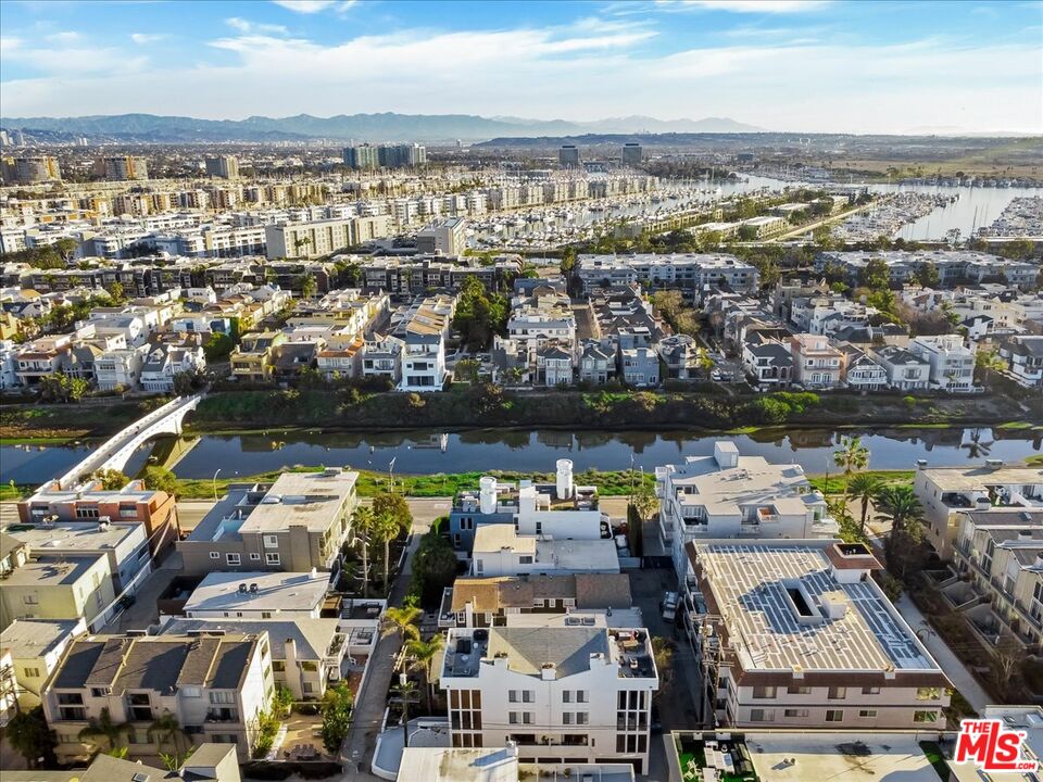 14 Mast Street Marina del Rey, CA 90292 - Photo 51 of 56 a view of a city
