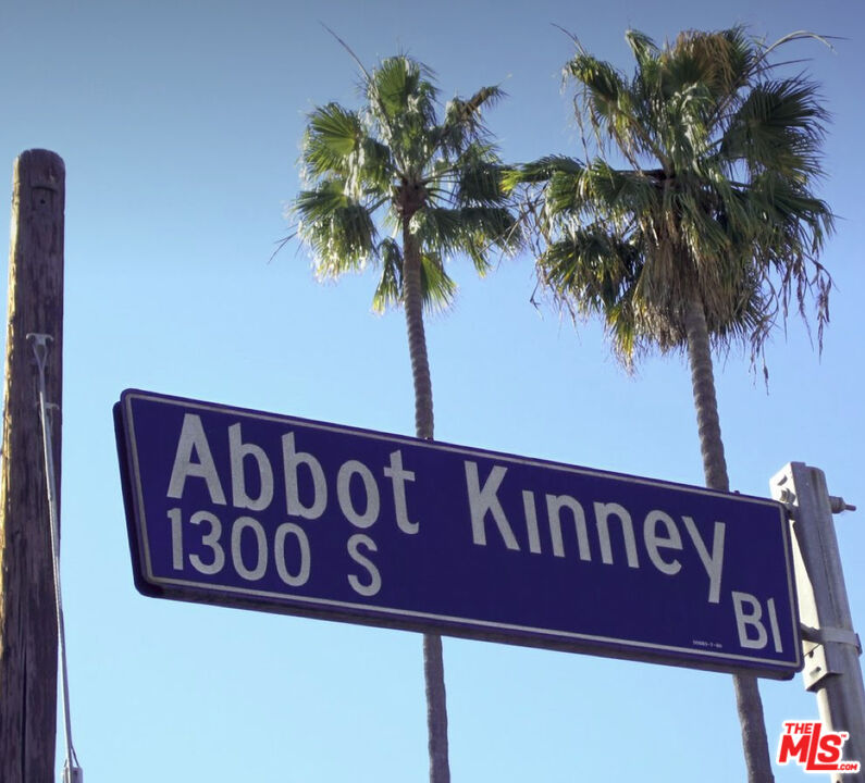 14 Mast Street Marina del Rey, CA 90292 - Photo 56 of 56 a close up of a street sign