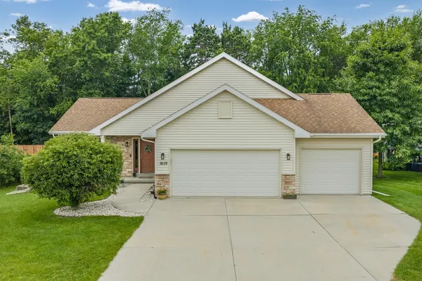 $525,000 | 1019 21st Street, Prairie du Sac, WI 53578