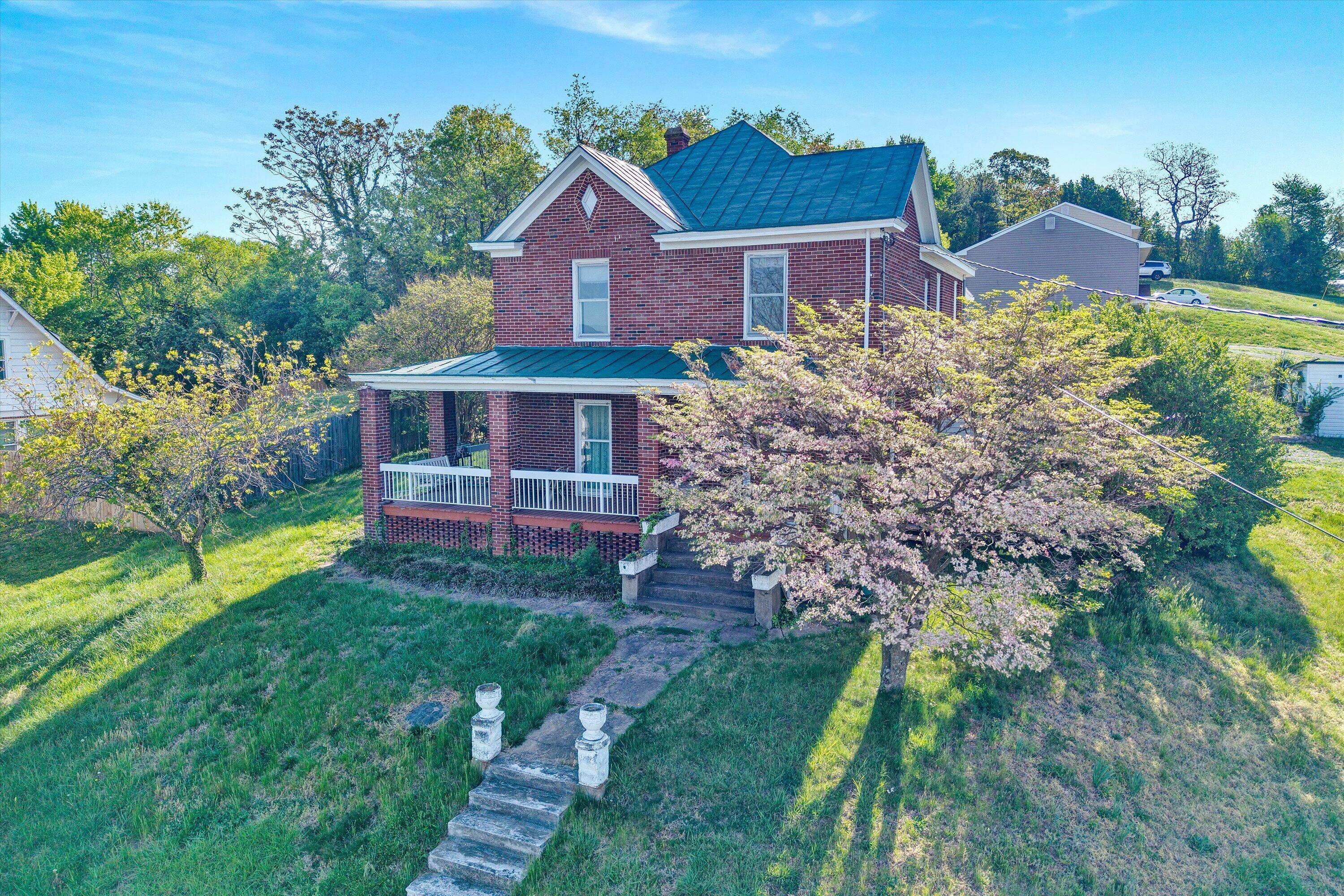 624 South Maple Street Vinton, VA 24179 - Photo 39 of 40 a front view of a house with garden