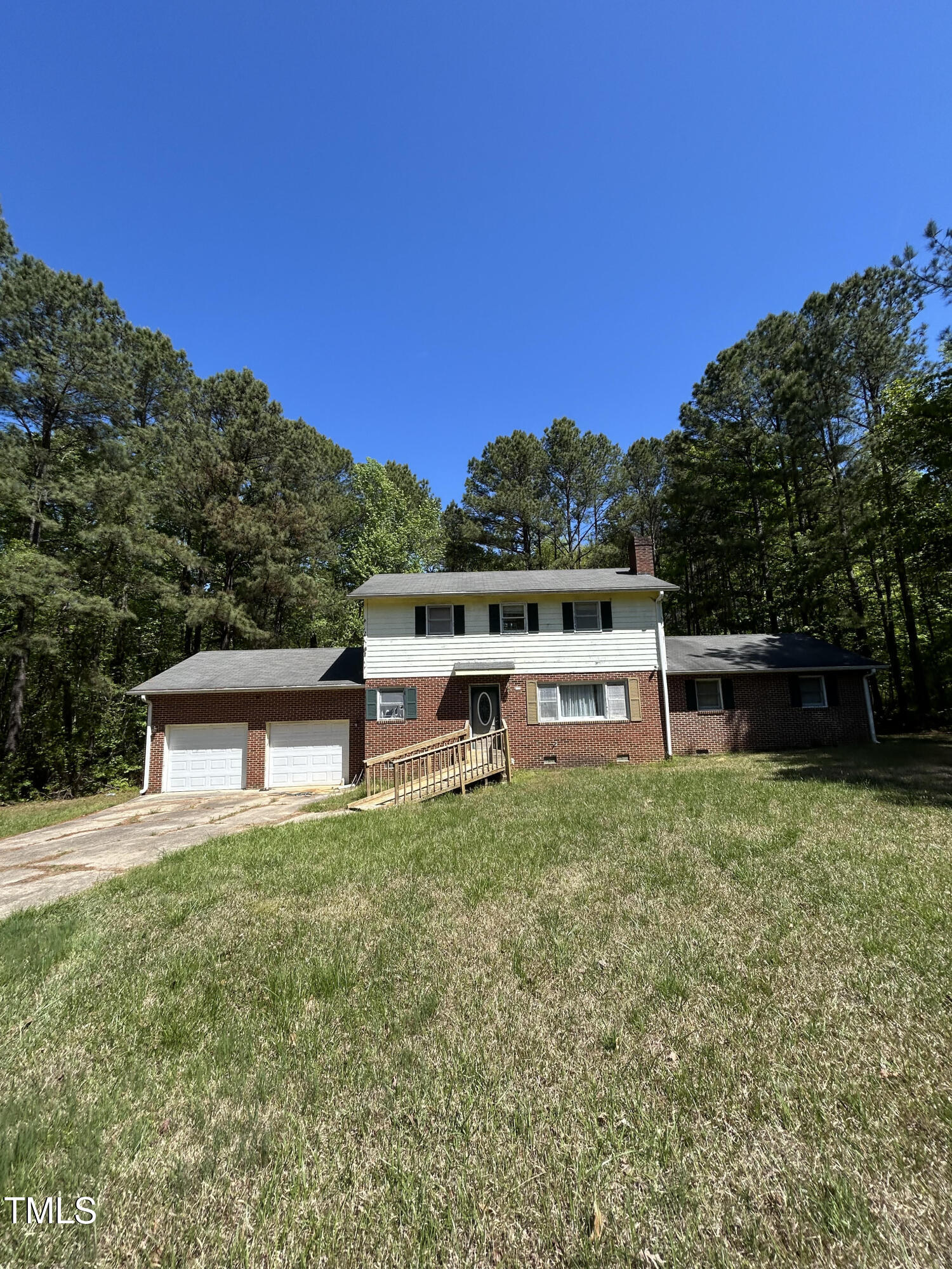 a view of a house with a backyard