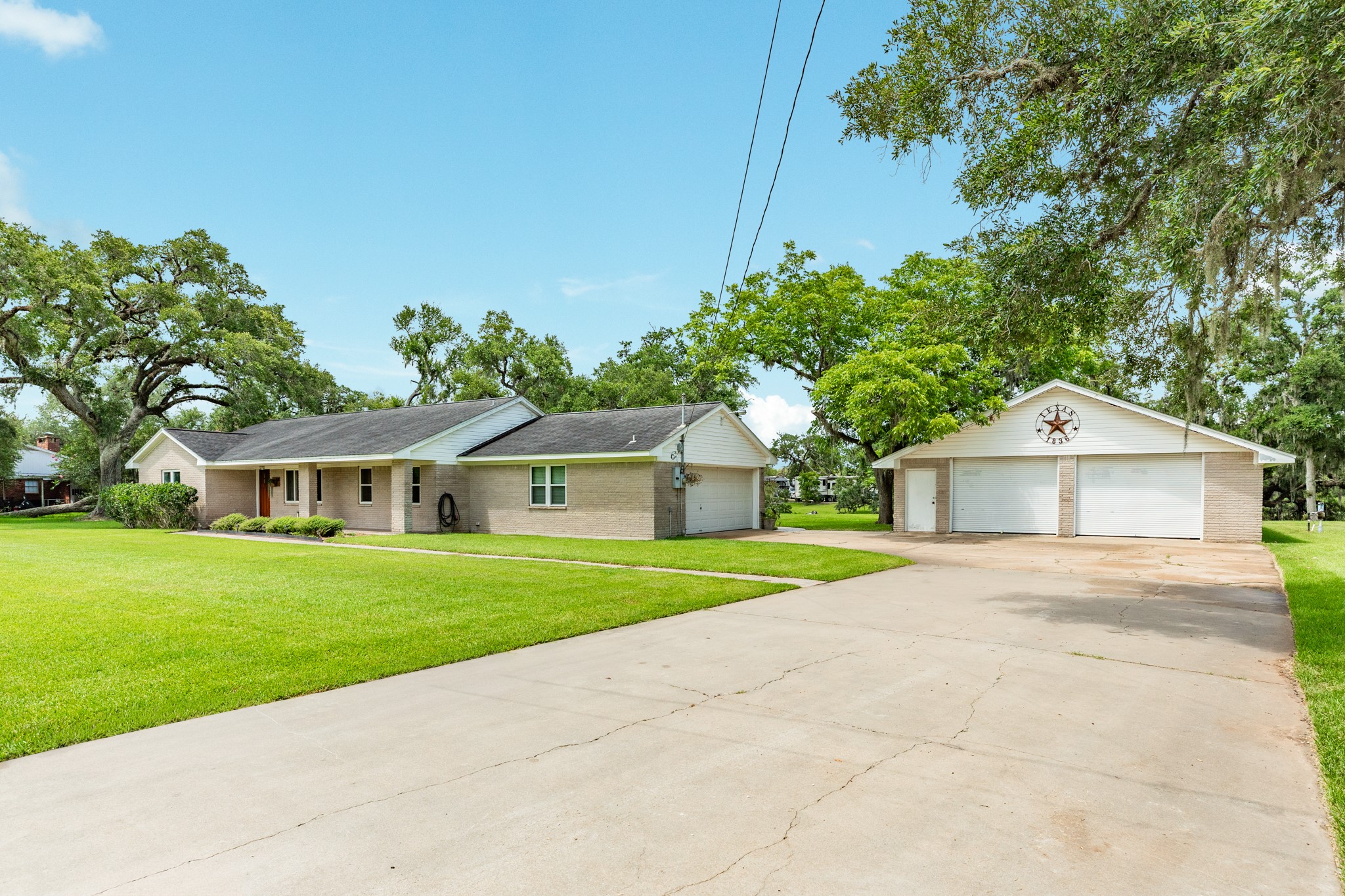 511 Edgewater Street Clute, TX 77531 - Photo 3 of 43