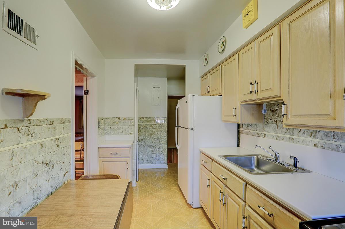 1549 Stonewood Road Baltimore, MD 21239 - Photo 17 of 29 Kitchen