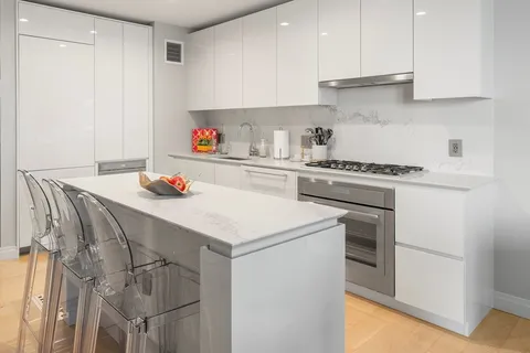$1,395,000 | 133 Seaport Boulevard, Unit 716, Boston, MA 02210