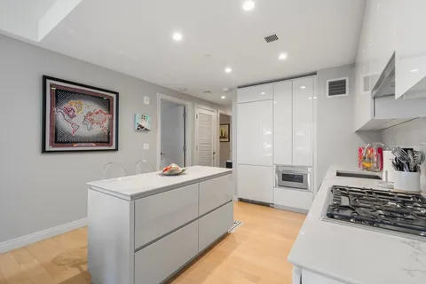 $1,395,000 | 133 Seaport Boulevard, Unit 716, Boston, MA 02210
