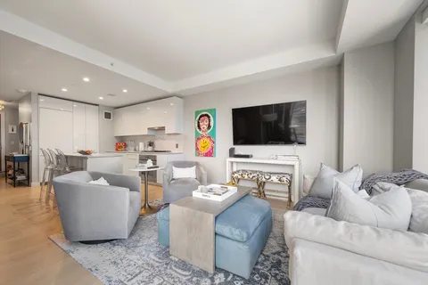$1,395,000 | 133 Seaport Boulevard, Unit 716, Boston, MA 02210