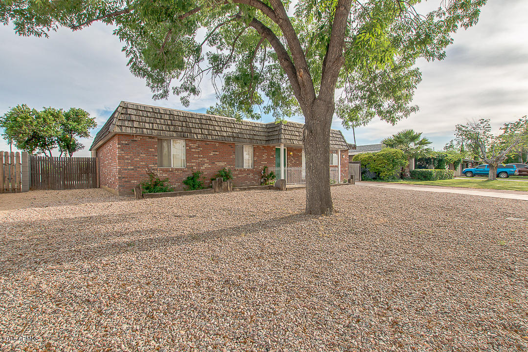 3311 East Bloomfield Road Phoenix, AZ 85032 - Photo 4 of 46 front view of a house with a yard and an trees