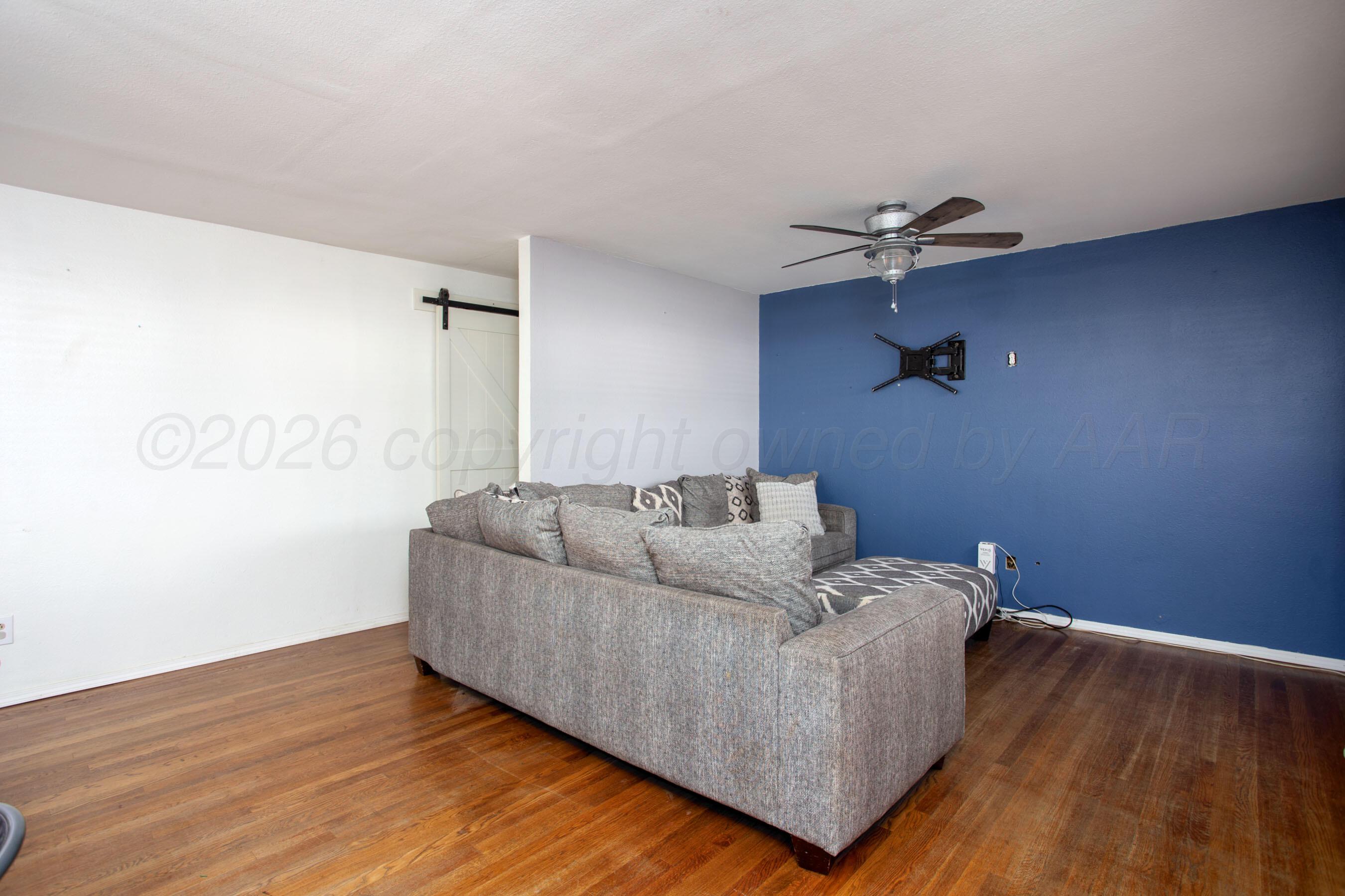 5135 Crockett Street Amarillo, TX 79110 - Photo 5 of 32 Living Room