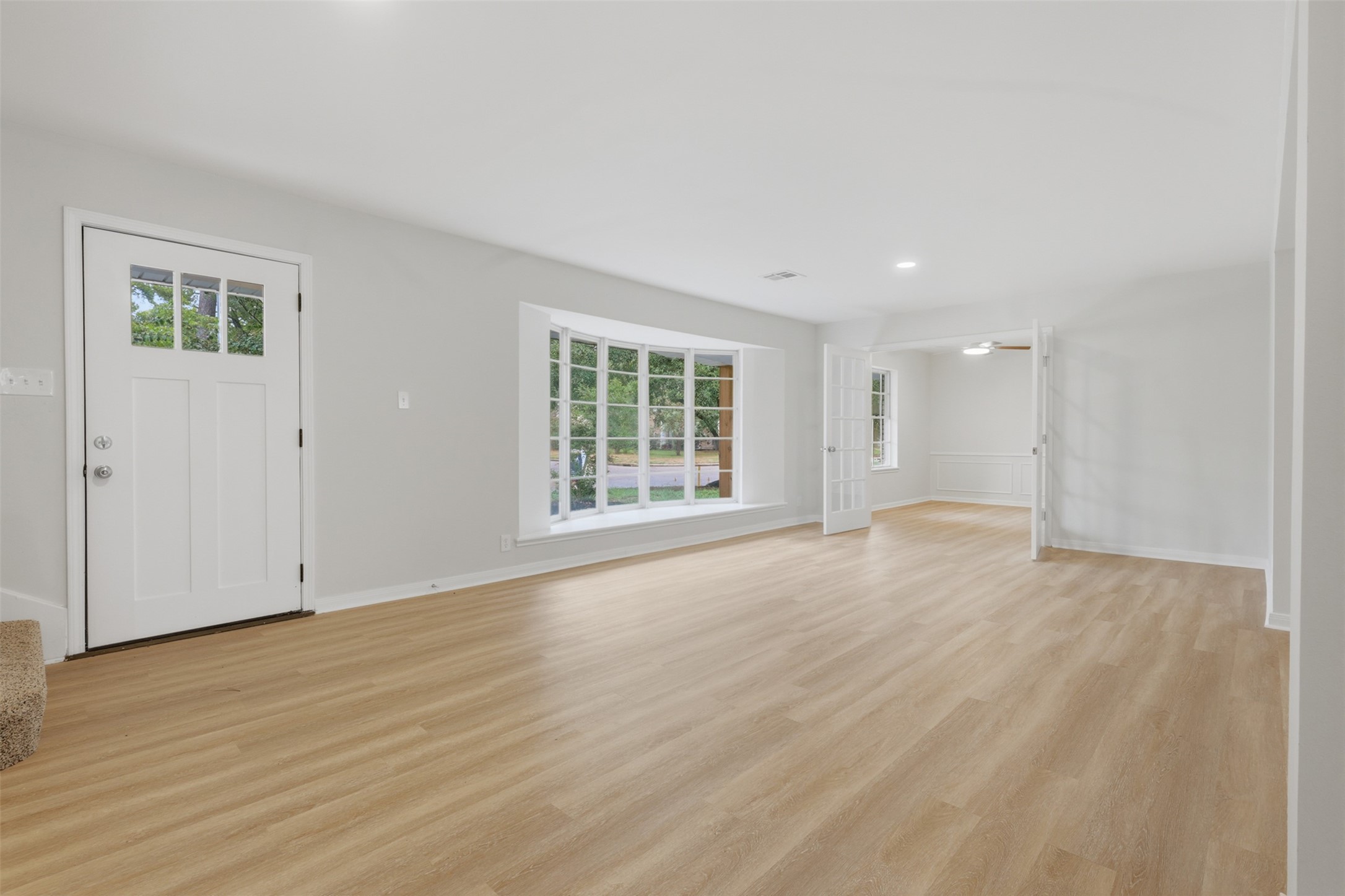 17519 Butte Creek Road Houston, TX 77090 - Photo 5 of 37 TONS of NATURAL light throughout!