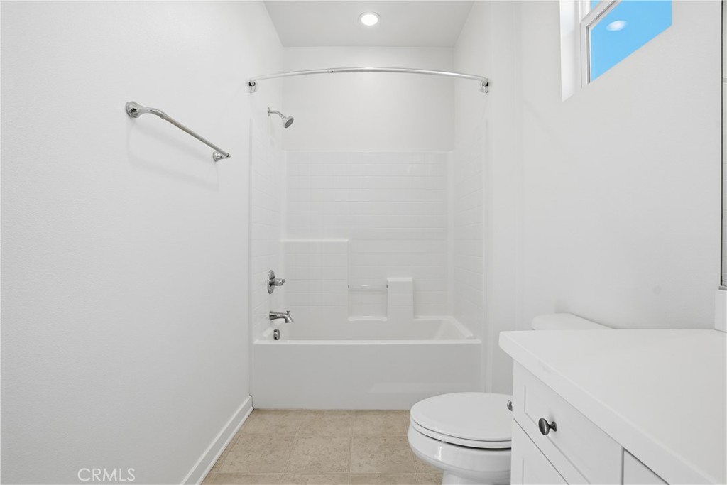 179 Patria Rancho Mission Viejo, CA 92694 - Photo 21 of 75 a bathroom with a toilet and a bathtub