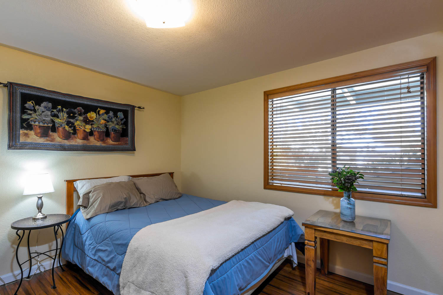 17704 Rogue Lane Sunriver, OR 97707 - Photo 23 of 26 a bedroom that has a bed and a table in it