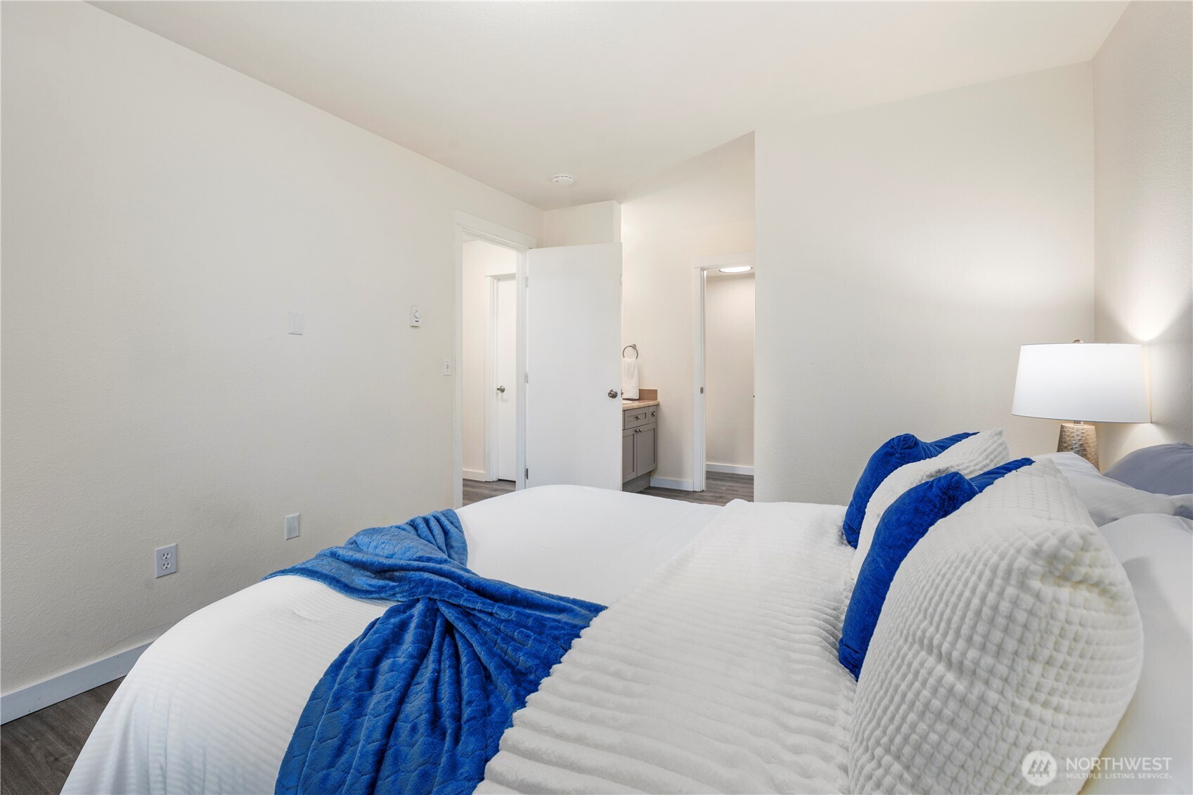 9805 Avondale Road Northeast, Unit L238 Redmond, WA 98052 - Photo 13 of 19 a bedroom with a bed and a lamp