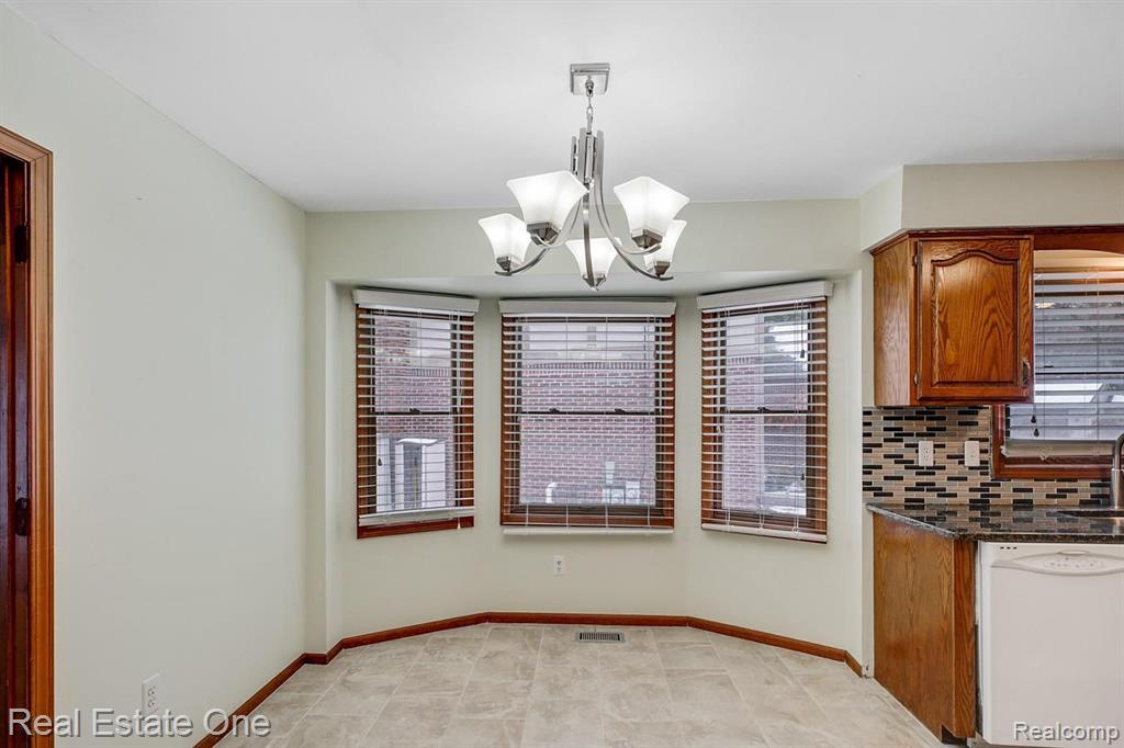 887 Woodridge Court Rochester, MI 48307 - Photo 25 of 39