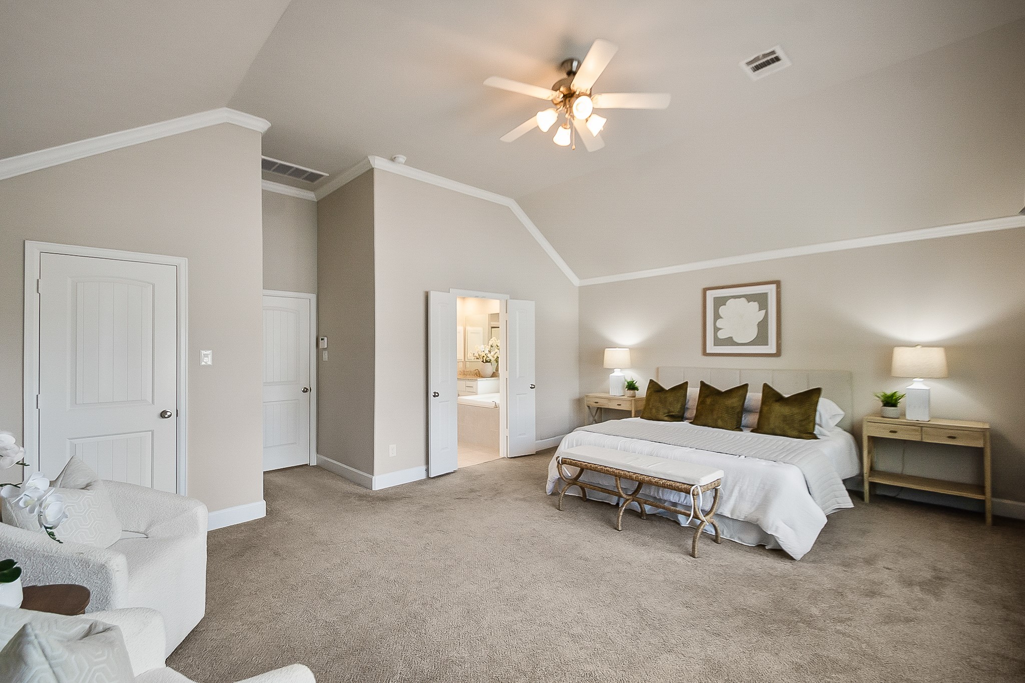 5328 Larkin Street Houston, TX 77007 - Photo 13 of 35 Generously sized primary retreat offering ample natural light, a spacious layout, and 2 large walk-in closets.
