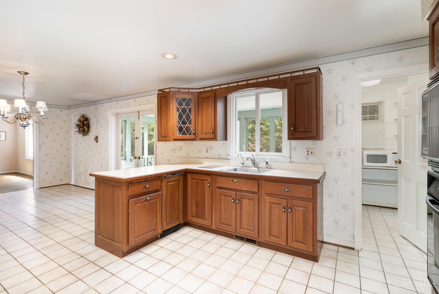 1102 Eversole Road Cincinnati, OH 45230 - Photo 19 of 57