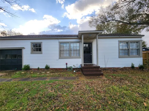$1,500 | 1104 East Sycamore Street, Navasota, TX 77868
