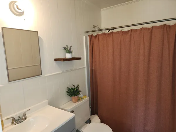 $1,500 | 1104 East Sycamore Street, Navasota, TX 77868