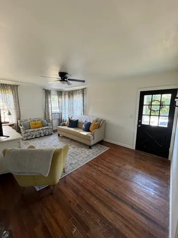 $1,650 | 1104 East Sycamore Street, Navasota, TX 77868