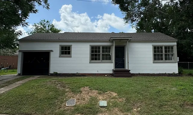 $1,650 | 1104 East Sycamore Street, Navasota, TX 77868