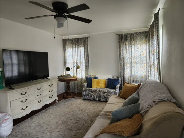 $1,500 | 1104 East Sycamore Street, Navasota, TX 77868