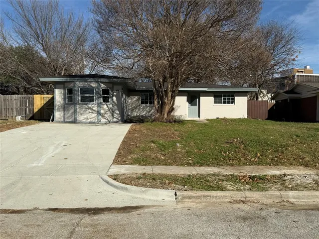 a view of a house with backyard