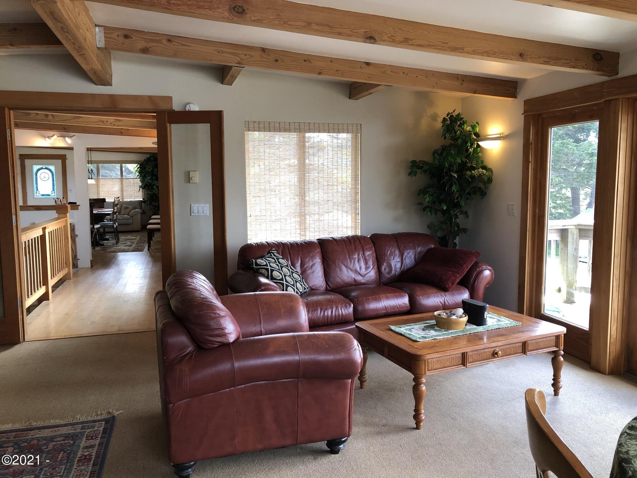 17 Shell Street Yachats, OR 97498 - Photo 20 of 63 Great room