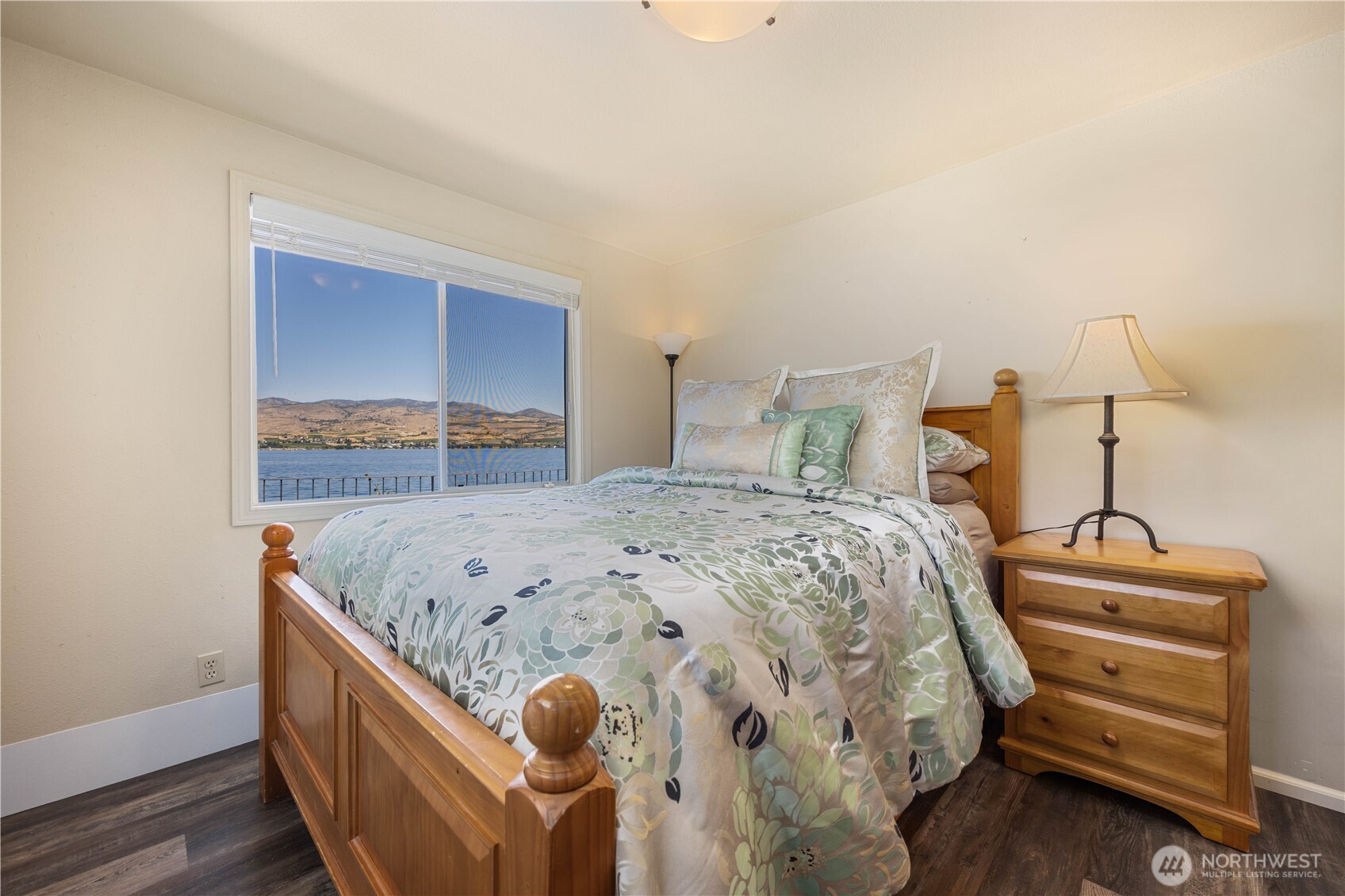 3132 South Lakeshore Road Chelan, WA 98816 - Photo 15 of 36 a bedroom with bed and window