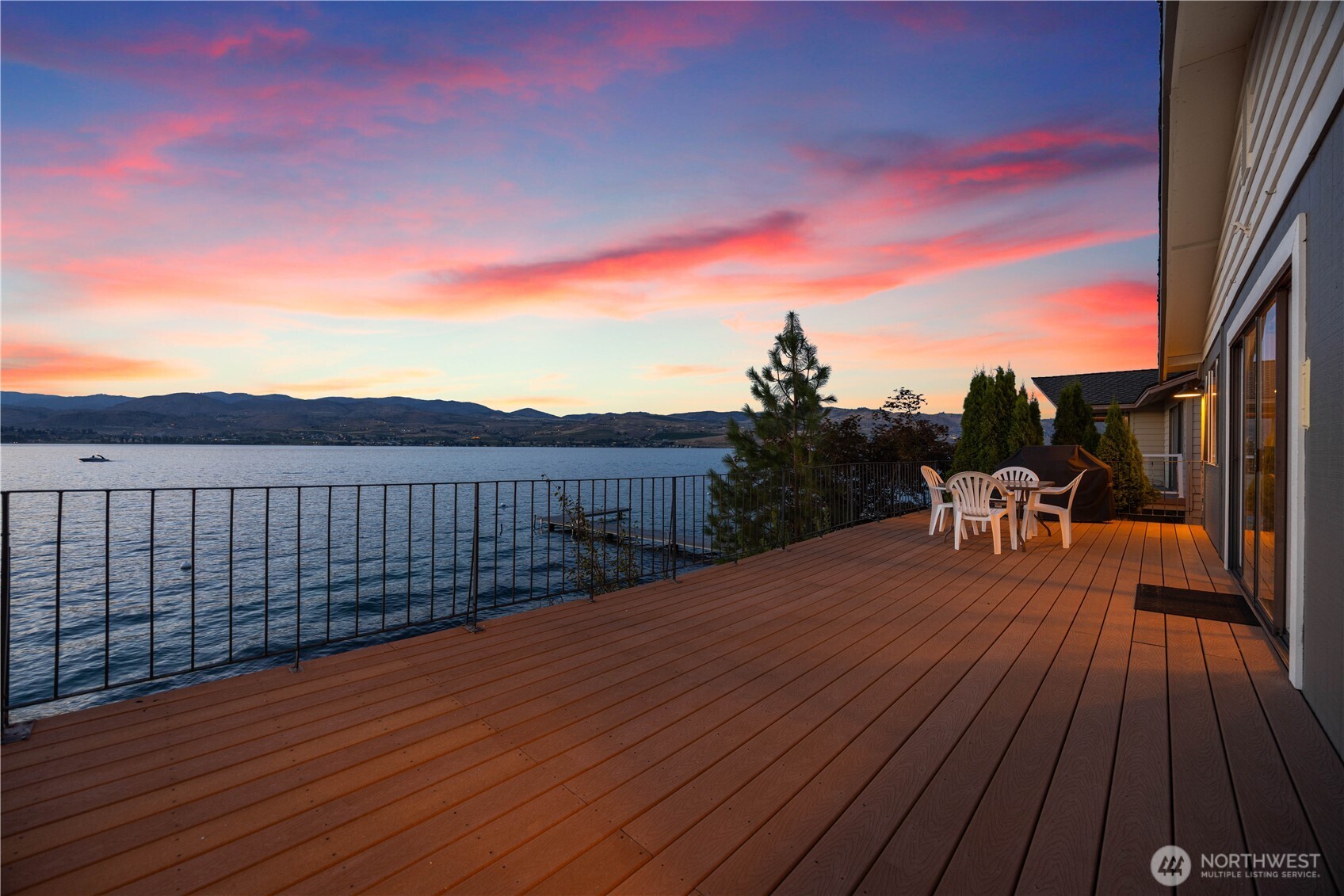 3132 South Lakeshore Road Chelan, WA 98816 - Photo 26 of 36 a balcony with wooden floor and city view