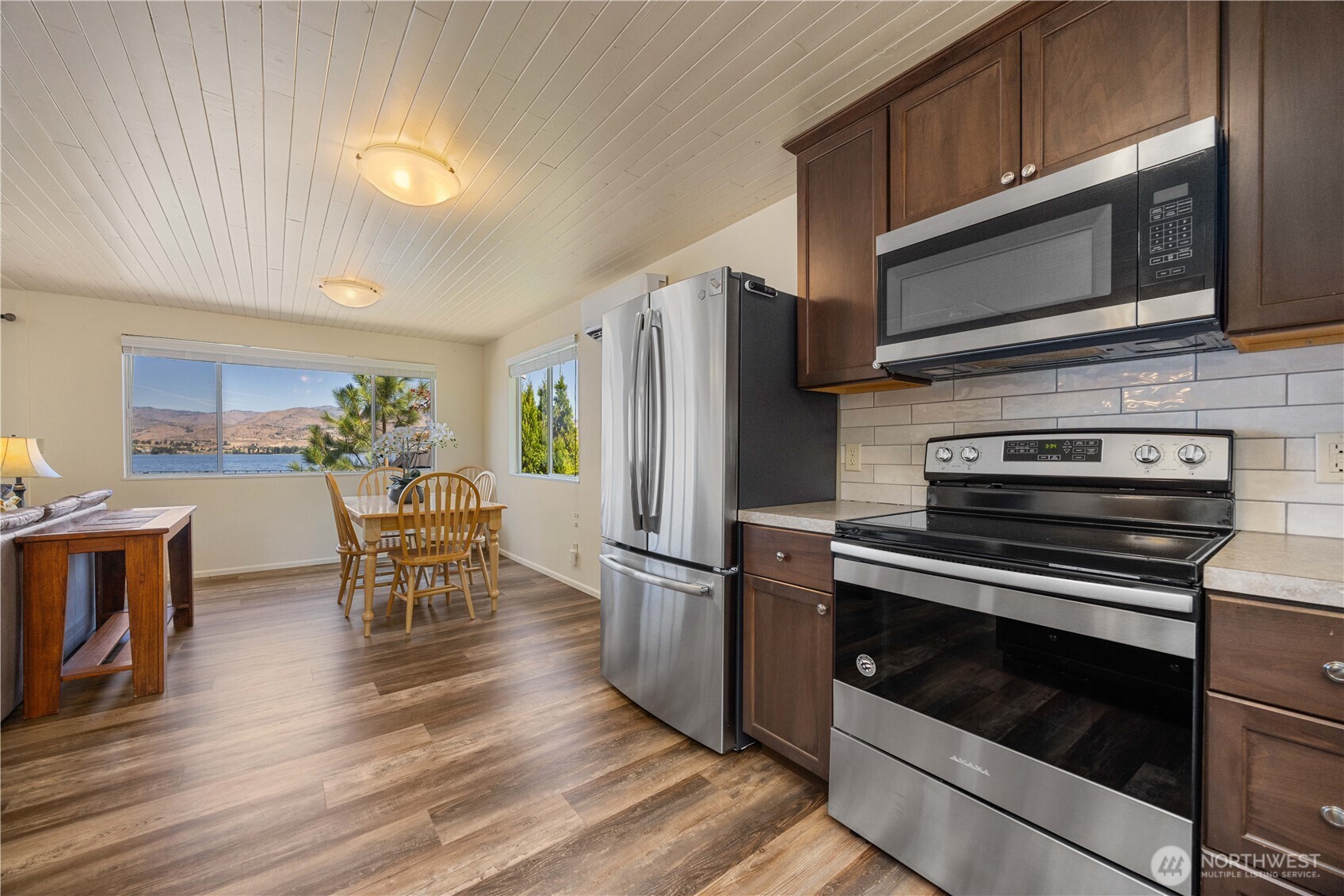 3132 South Lakeshore Road Chelan, WA 98816 - Photo 7 of 36 a kitchen with granite countertop a stove and stainless steel appliances