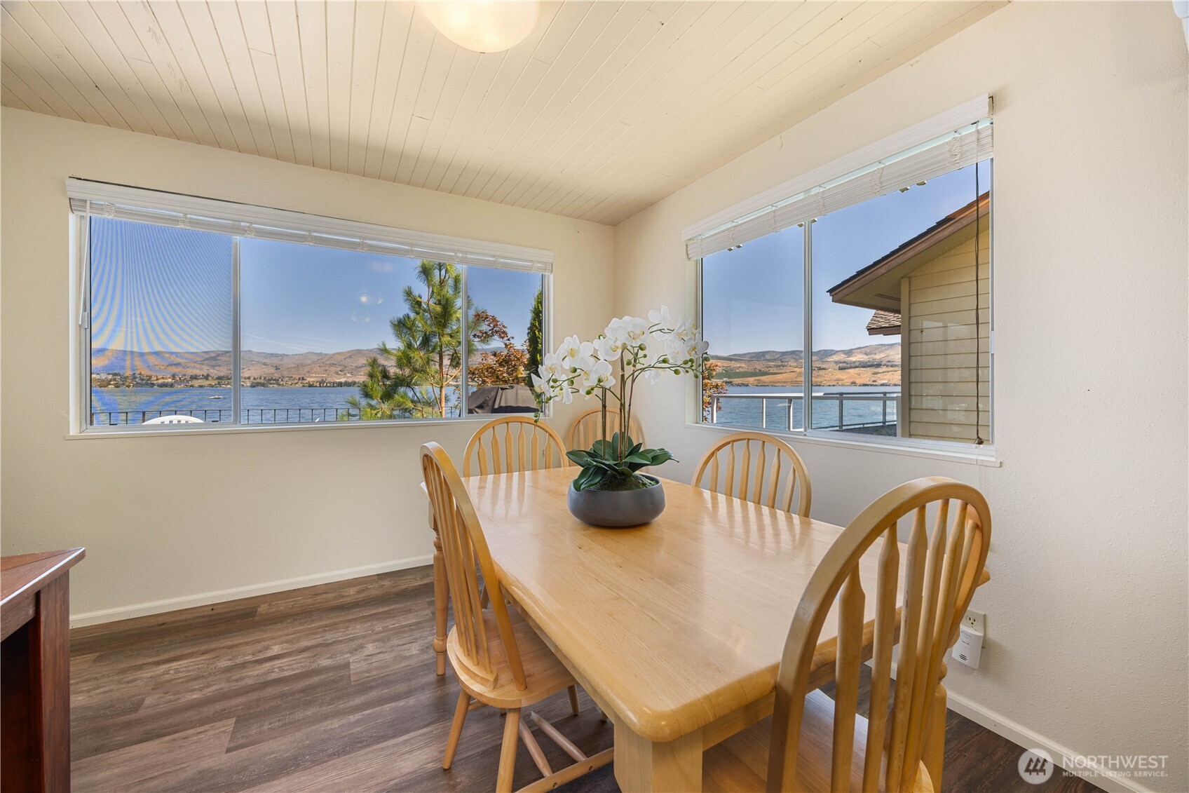 3132 South Lakeshore Road Chelan, WA 98816 - Photo 8 of 36 a view of a dining room with furniture and wooden floor