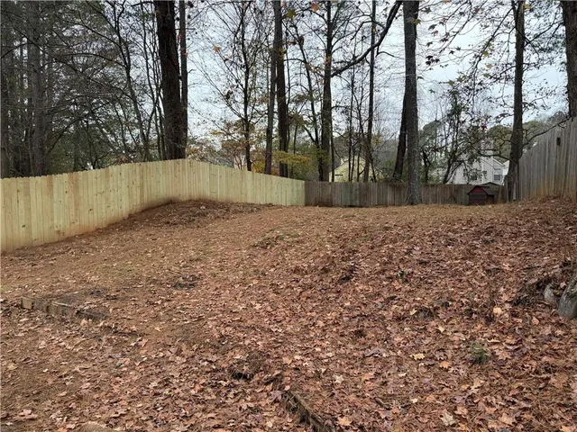 a view of a backyard