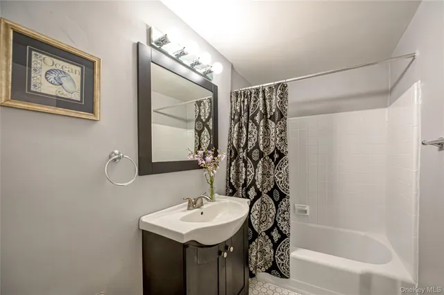 $290,000 | 120 Horton Highway, Unit A1, Mineola, NY 11501