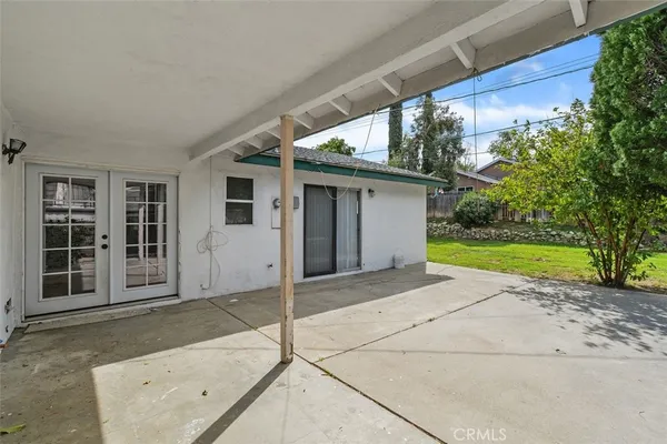 a view of a house with a backyard