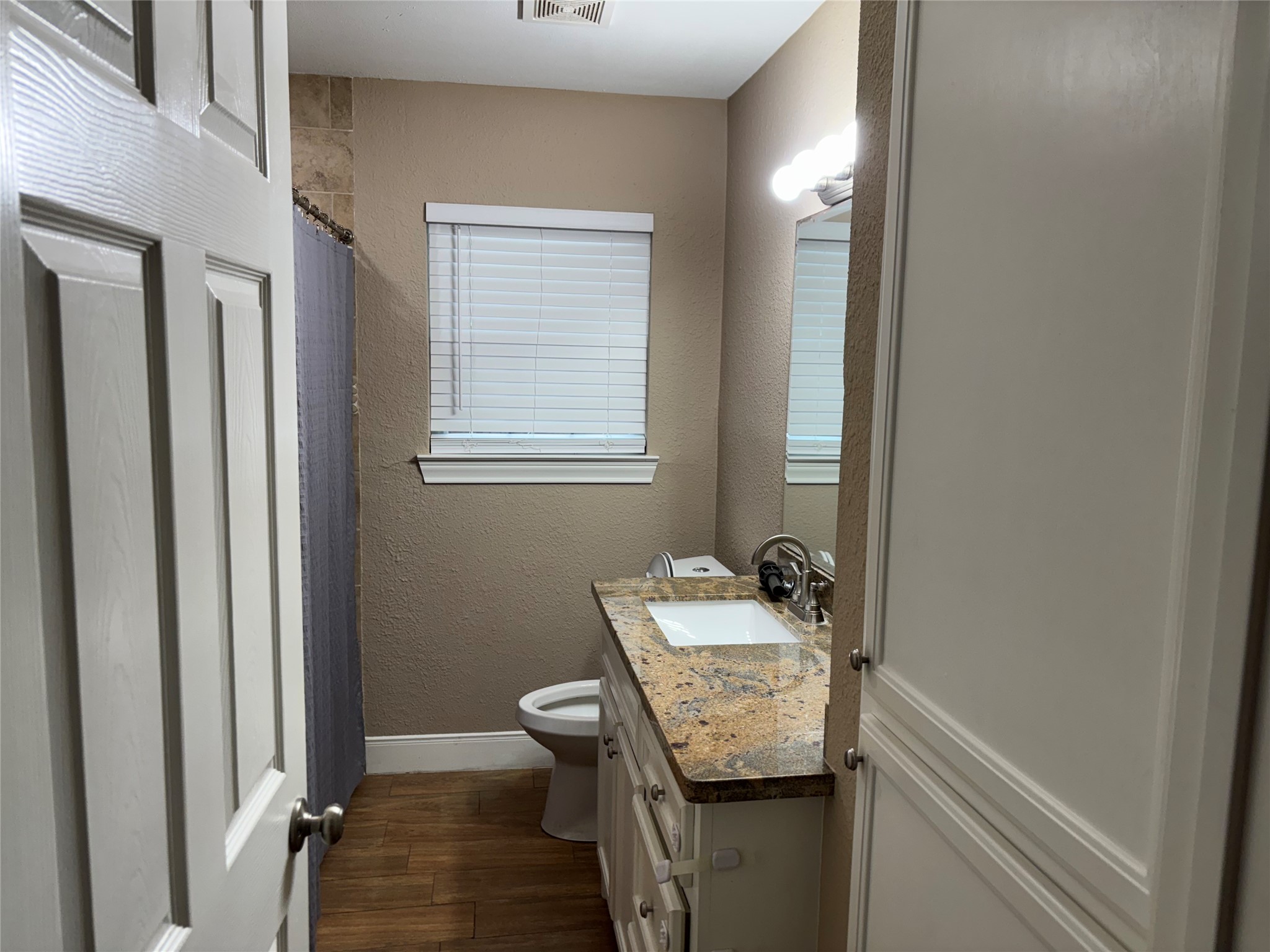 407 Terminal Street Houston, TX 77020 - Photo 11 of 14 Hall bathroom with tub/shower combo