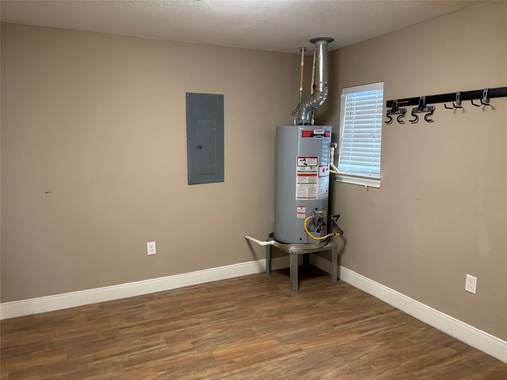 407 Terminal Street Houston, TX 77020 - Photo 12 of 14 Oversized utility room which leads into 2nd bathroom