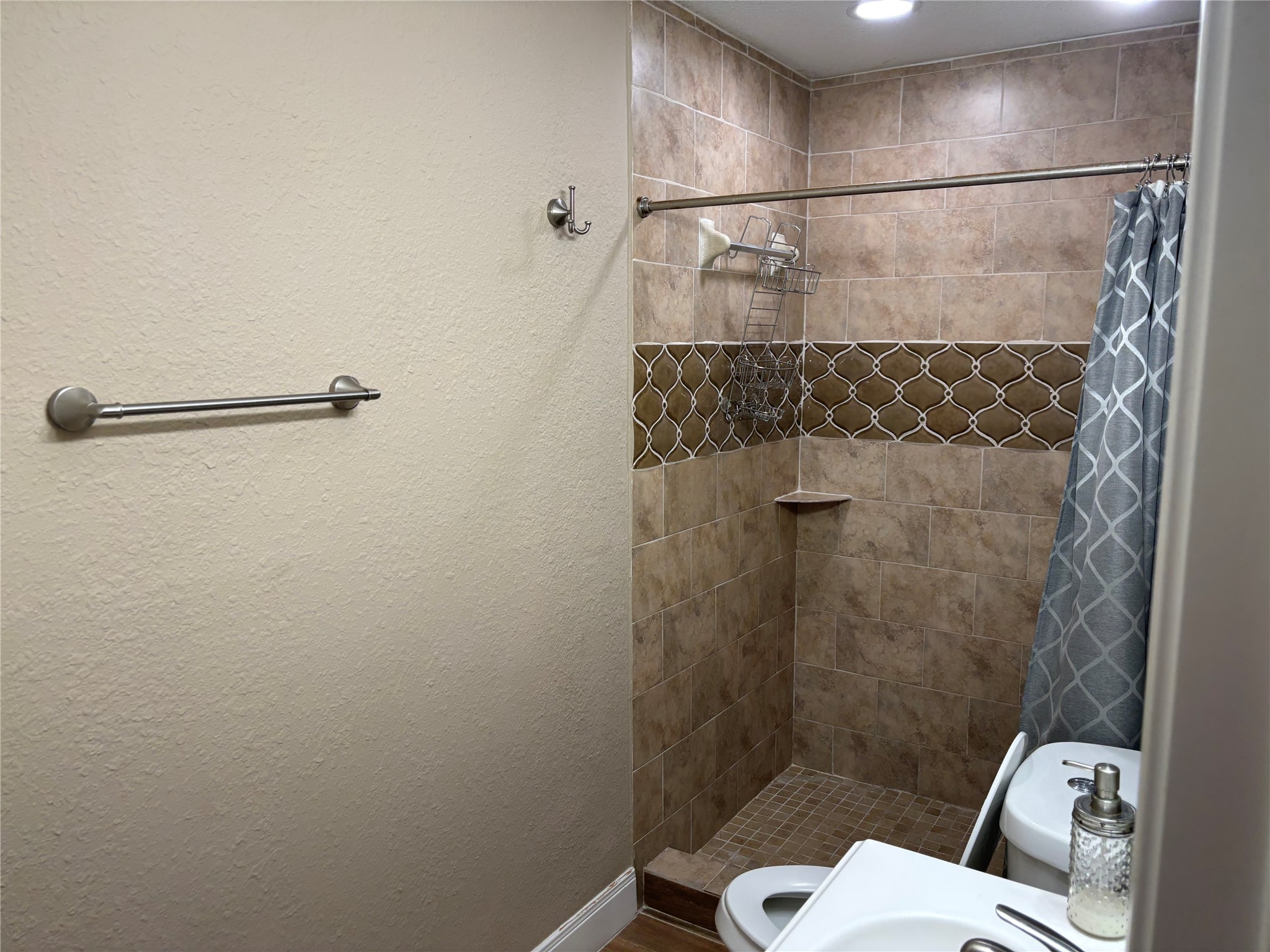 407 Terminal Street Houston, TX 77020 - Photo 13 of 14 Second full bathroom with walk in shower