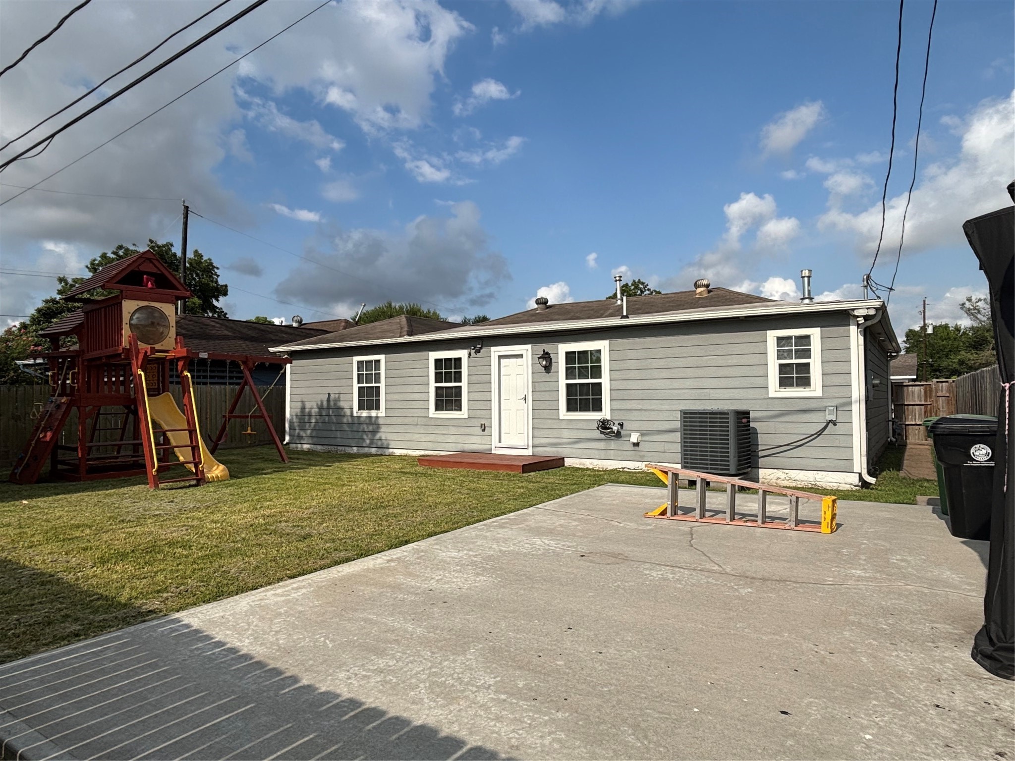 407 Terminal Street Houston, TX 77020 - Photo 14 of 14 Large backyard with concrete patio.