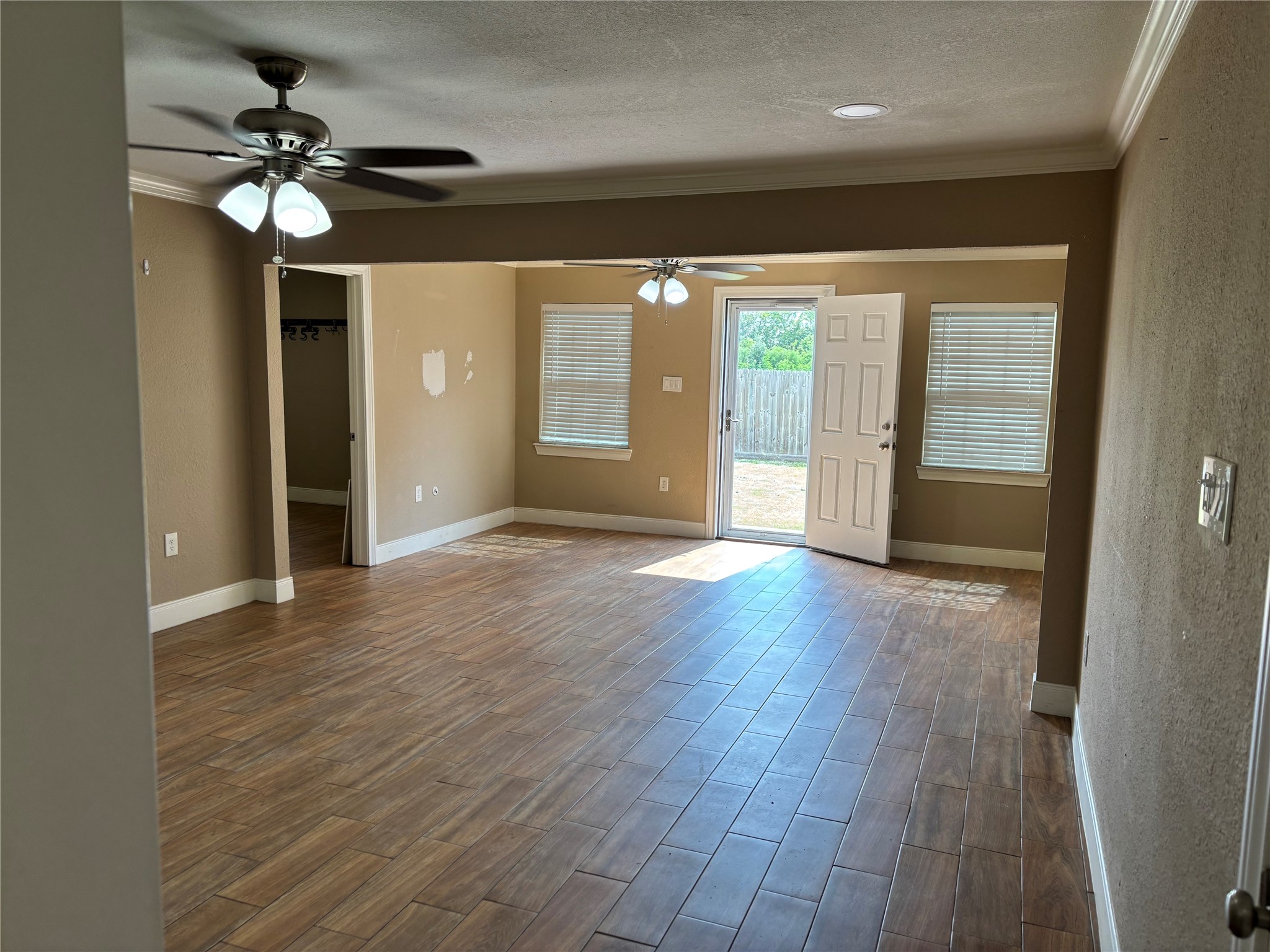407 Terminal Street Houston, TX 77020 - Photo 3 of 14 Entry way into oversized living/den comb