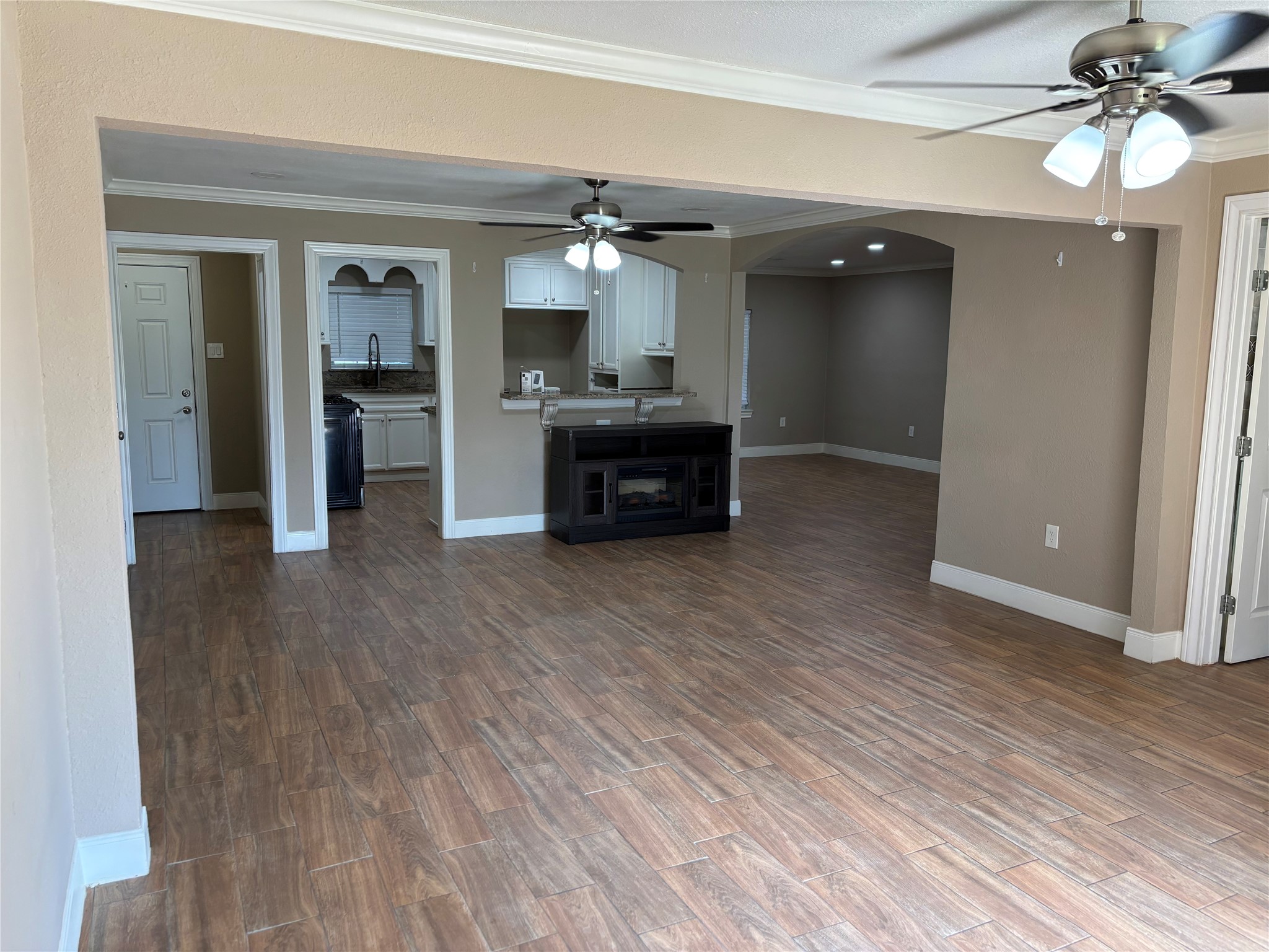 407 Terminal Street Houston, TX 77020 - Photo 4 of 14 Kitchen has serving window into living/den combo