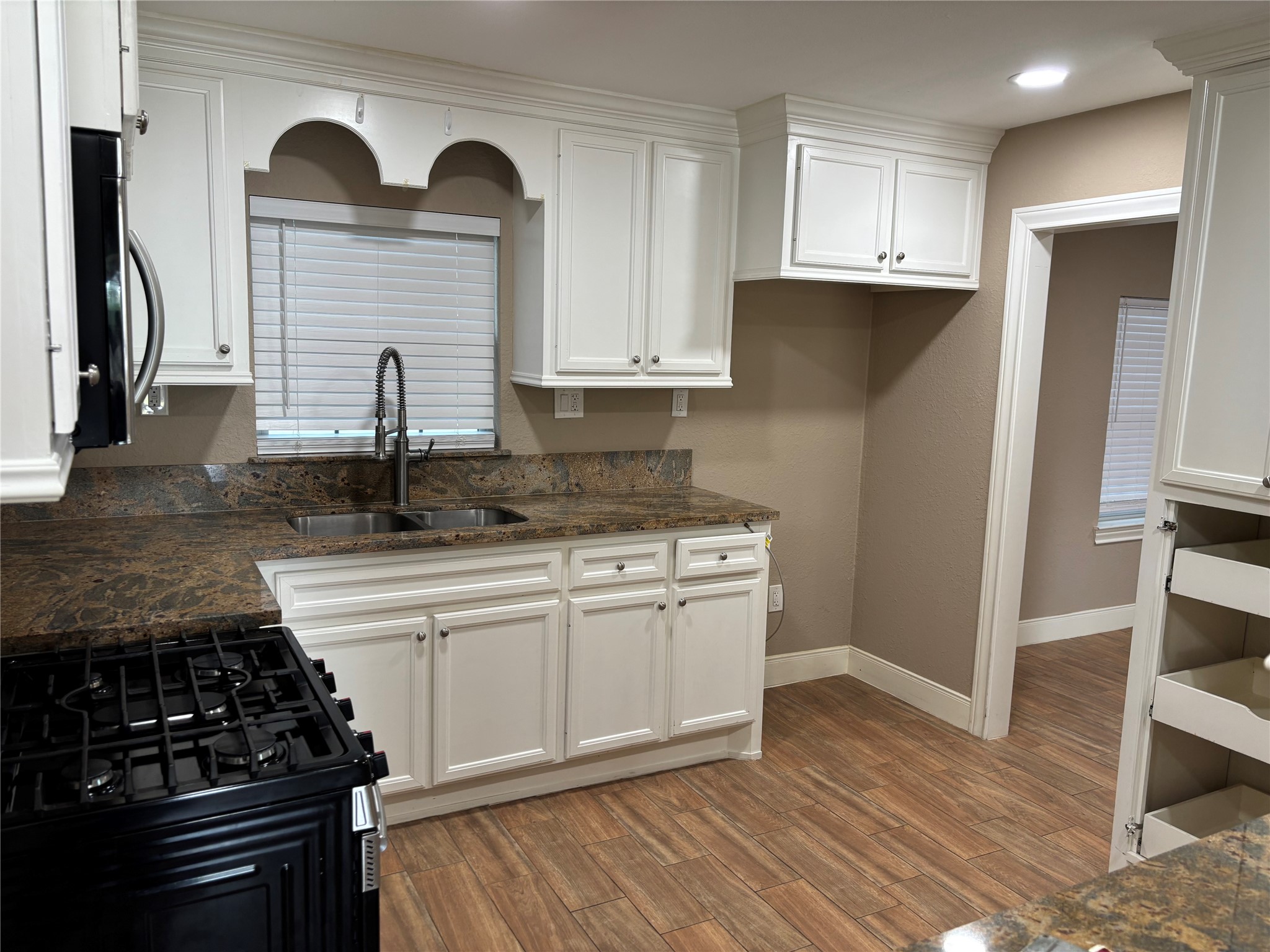 407 Terminal Street Houston, TX 77020 - Photo 6 of 14 Kitchen with stove