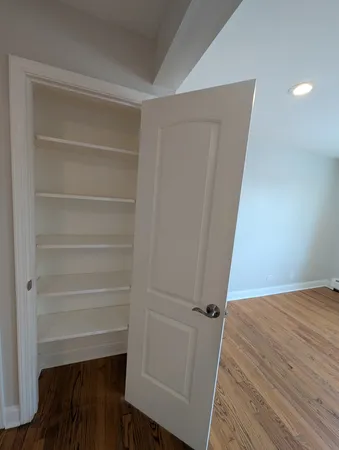 $1,950 | 9216 Seymour Avenue, Unit 1E, Schiller Park, IL 60176