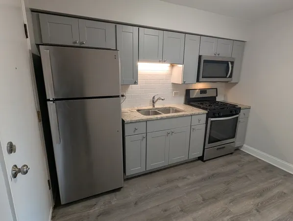 $1,950 | 9216 Seymour Avenue, Unit 1E, Schiller Park, IL 60176