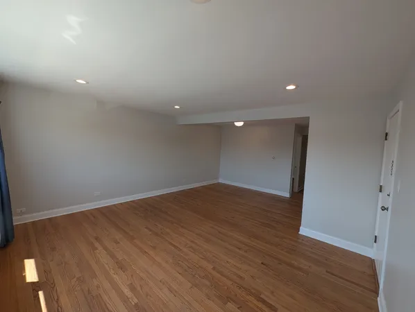 $1,950 | 9216 Seymour Avenue, Unit 1E, Schiller Park, IL 60176